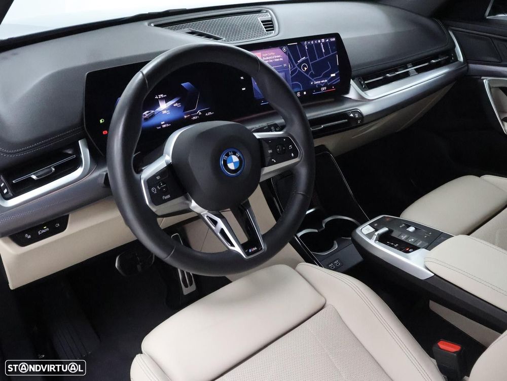 BMW iX1 eDrive20 Pack Desportivo M - 12