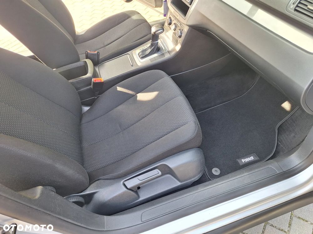 Volkswagen Passat 2.0 TDI Trendline DSG - 12