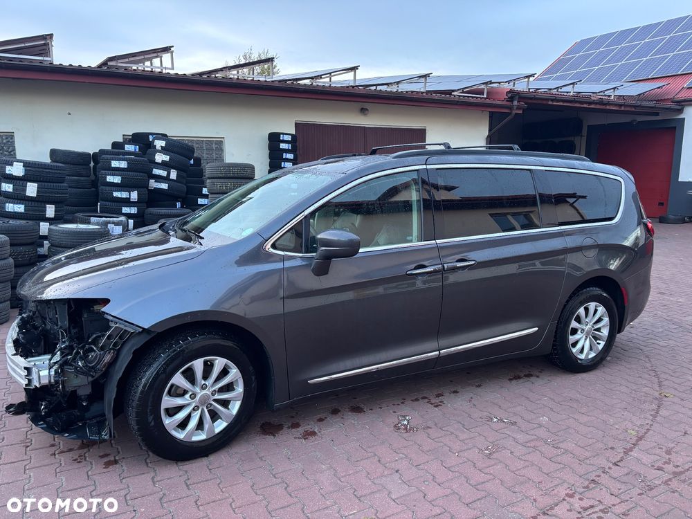 Chrysler Pacifica - 3