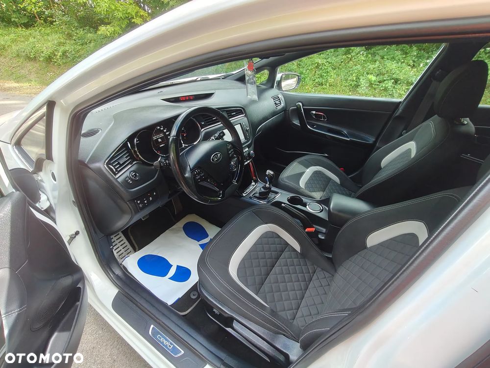 Kia Ceed - 32