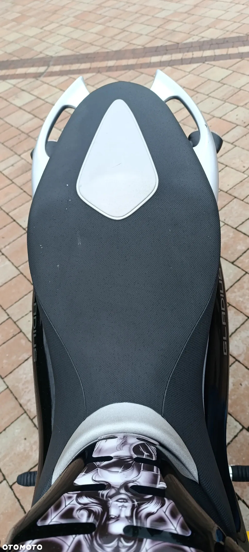 Suzuki GSR - 10