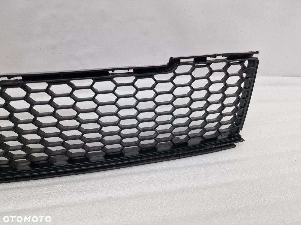 FIAT 500 07-14 KRATKA ŚRODKOWA ZDERZAKA PRZEDNIEGO PRZÓD , NR 735425618 , NR AUKCJI KR421 - 6