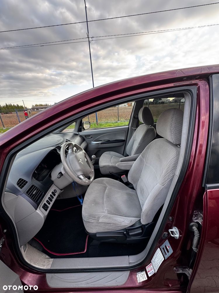 Mitsubishi Grandis 2.4 Intense - 12