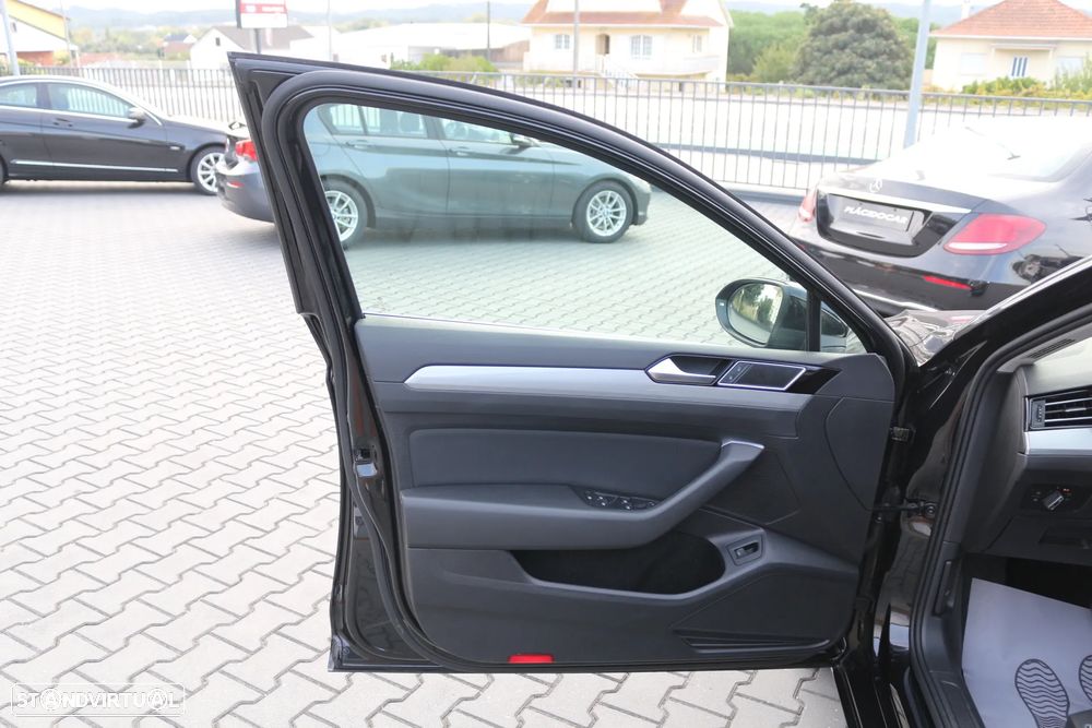 VW Passat Variant 2.0 TDi Business DSG - 29