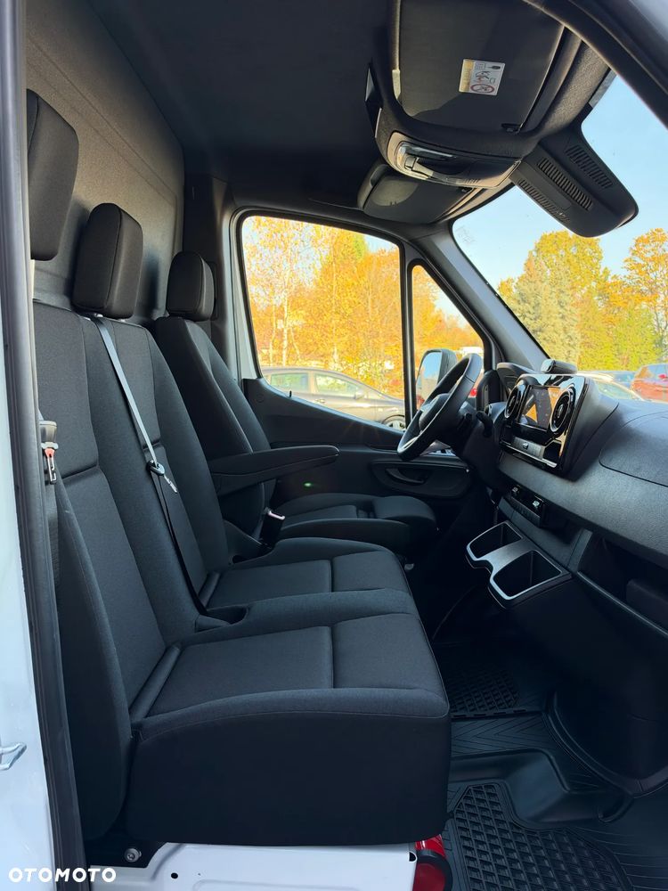 Mercedes-Benz Sprinter - 25
