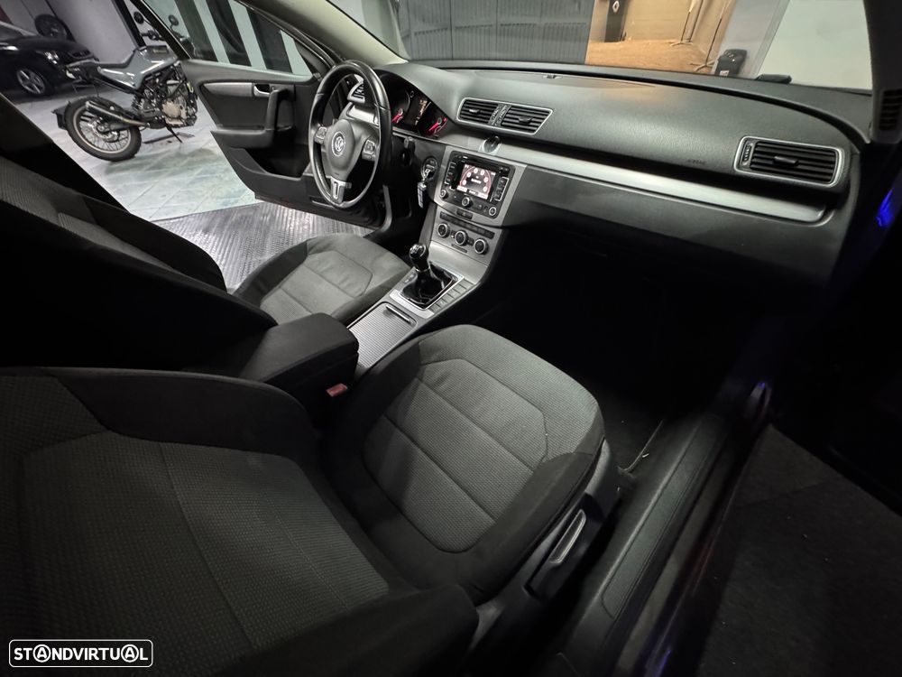 VW Passat Variant 1.6 TDI BlueMotion Highline - 23