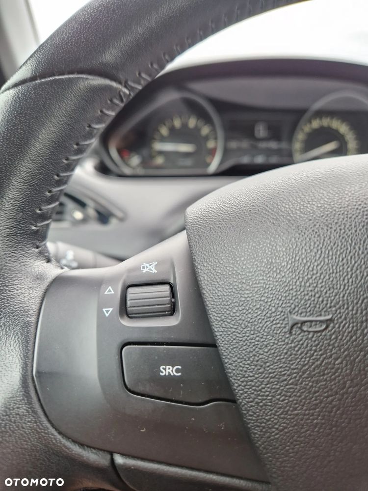 Peugeot 208 - 18