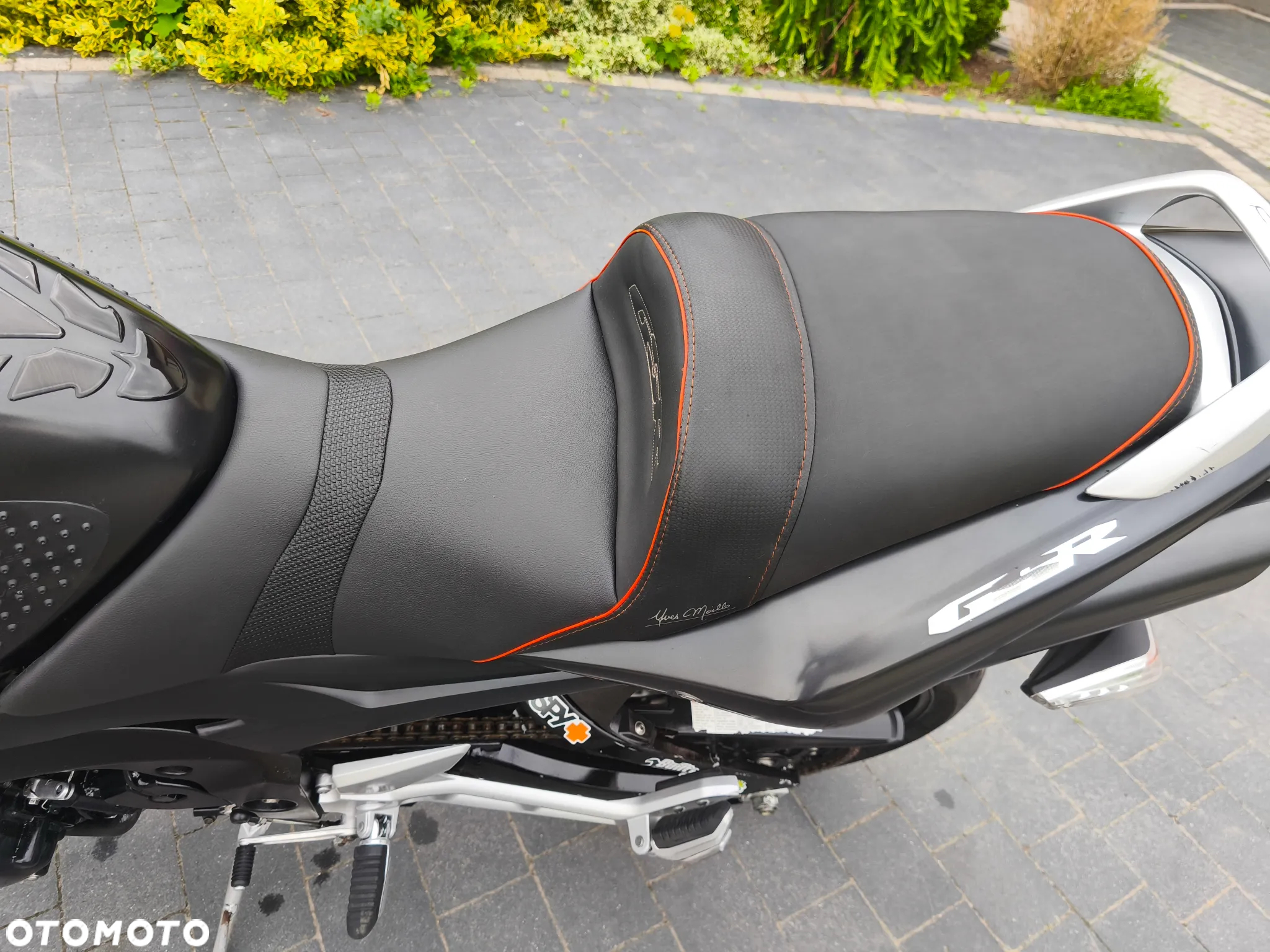 Suzuki GSR - 4