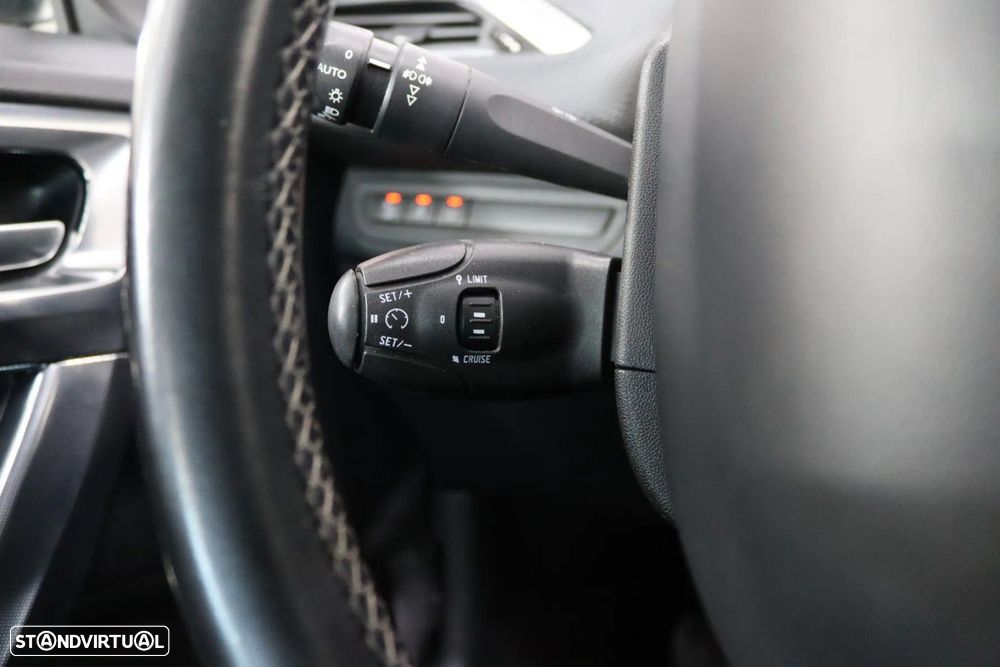 Peugeot 2008 1.2 PureTech Allure - 12