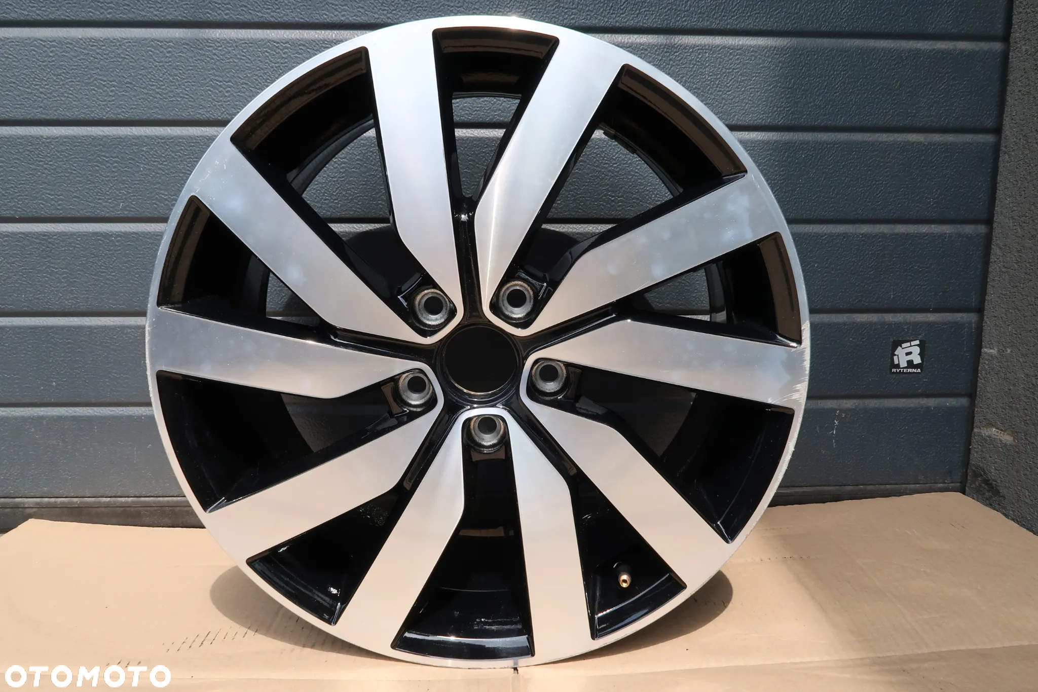 C12 FELGA ALUMINIOWA VW TOURAN 5TA601025F 7X18ET52 - 3
