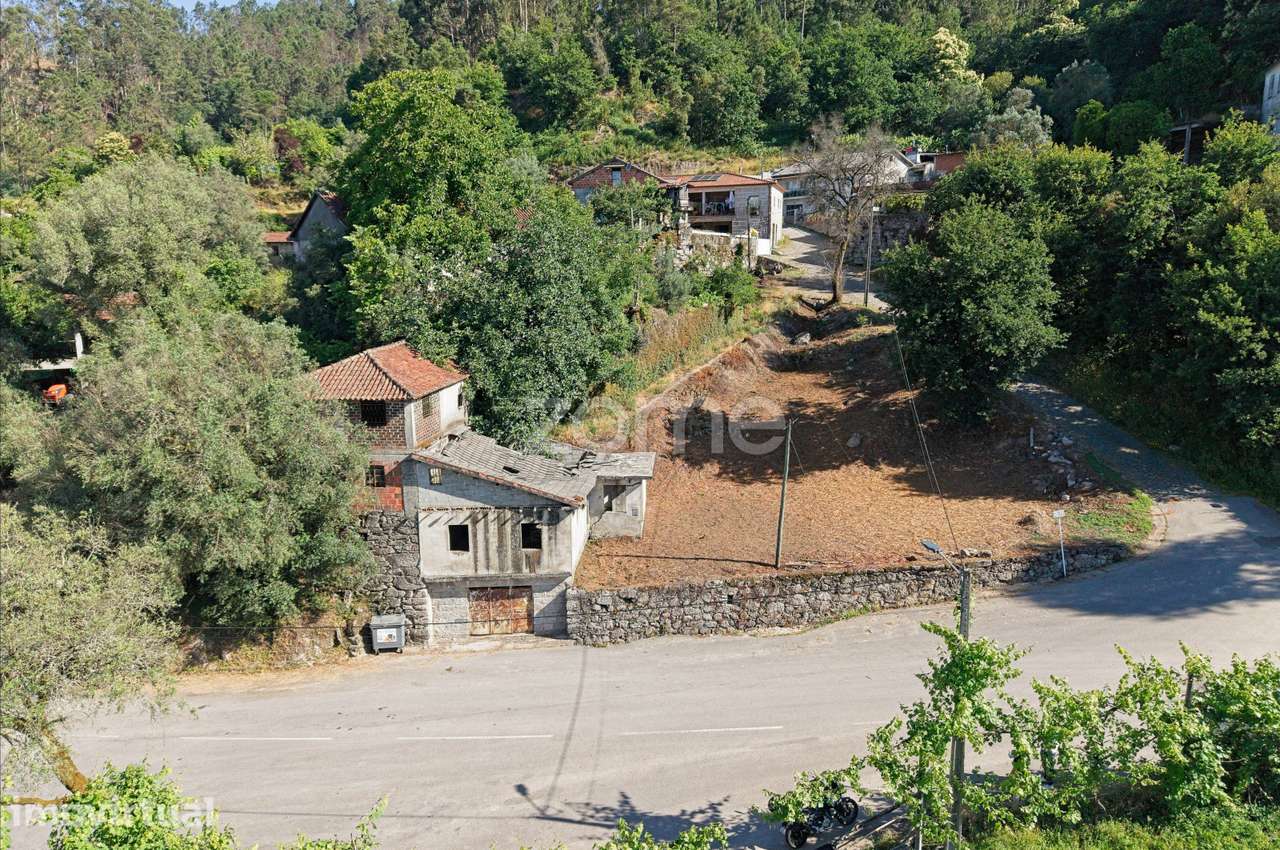 Ruína em Pedra para Reabilitação com Terreno – Seramil, Amares