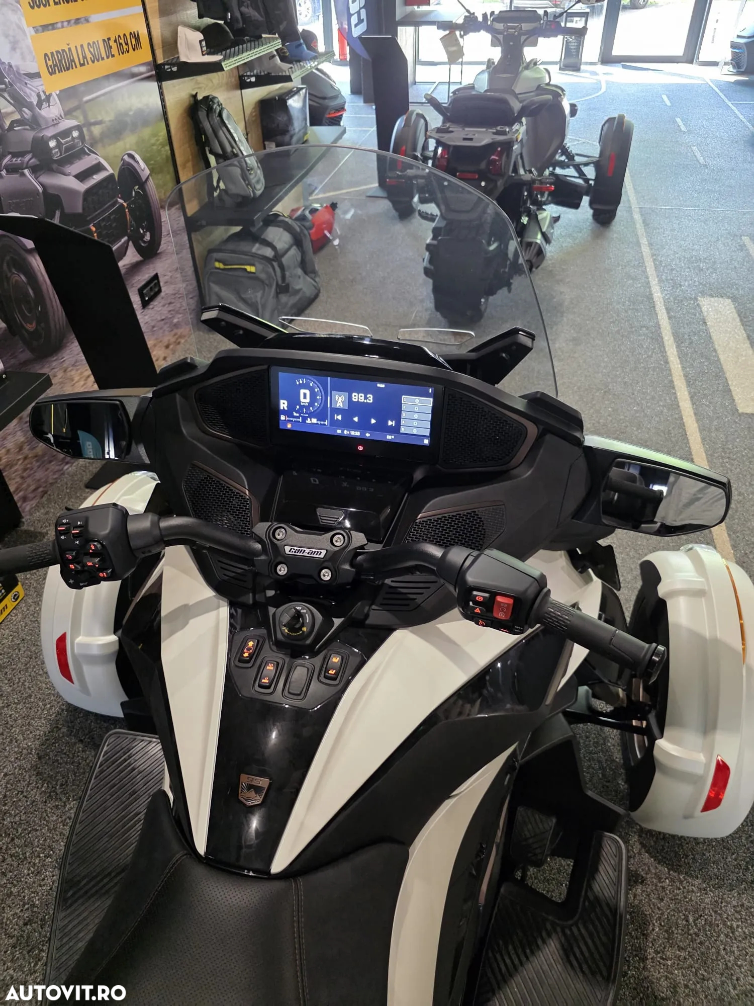Can-Am Spyder - 10