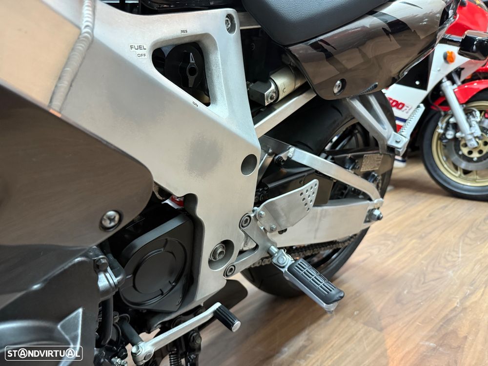 Honda CBR 900 RR - 20