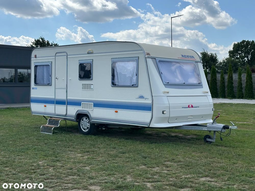 Adria UNICA 462 LU z napędem, markizą i bagażnikiem na rowery. - 1