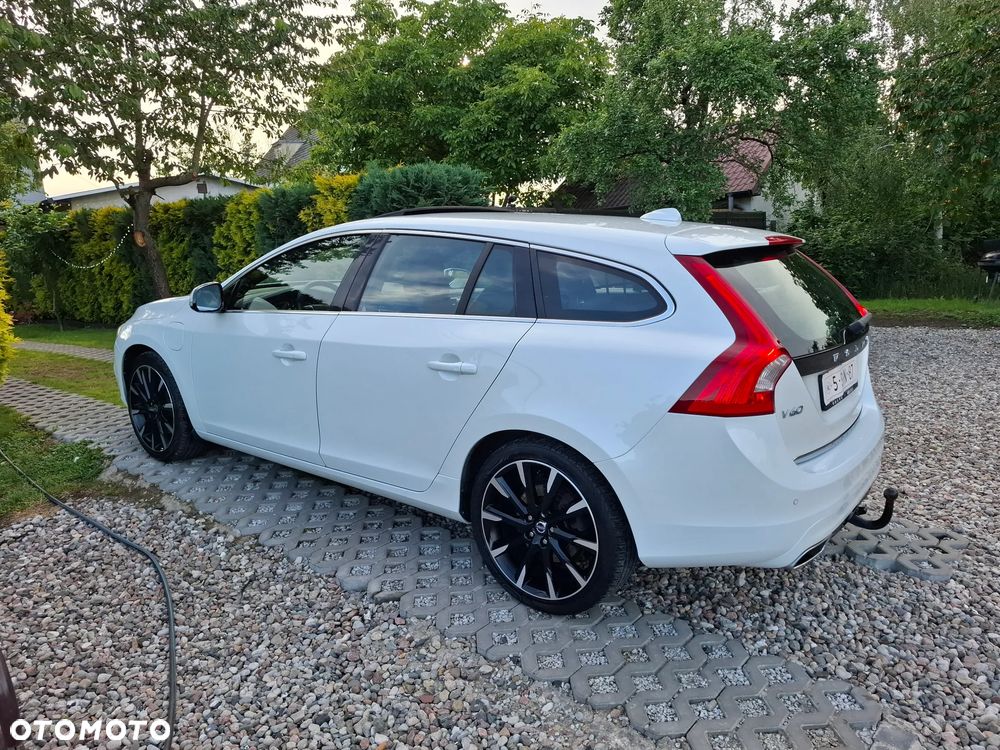 Volvo V60 D6 AWD Plug-in Hybrid R-Design Summum - 32