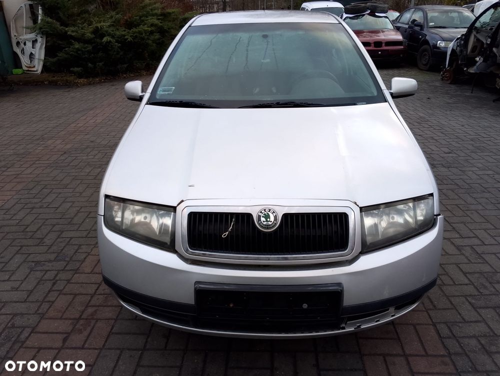 Skoda Fabia 6Y (99-04r.) 1.2 B 54KM. Silnik AWY/BMD Skrzynia GSH/GKS/GER/GDN/FSP lakier LF7T/9102/F7T. Cały na części. GWARANCJA !!!  Przód Tył Zestaw Komplet Drzwi Klapa Zderzak Błotnik Maska Grill Atrapa Szyba Pas Lampa Lusterko Boczki Fotel Kanapa Kokpit Deska Rozdzielcza Przełącznik Włącznik Sterownik Przewody Wiązka Instalacja Moduł Komputer Czujnik Listwa Pompa Alternator Wtryski Głowica Rozrusznik Kompresor Sprzęgło Dwumas Silnik Skrzynia ABS Klimatyzacji Paliwa Wspomagania Kolektor Turbina Przepustnica Zawór Chłodnica Koło Hak Belka Sanki Zawieszenie Mcpherson Półoś Amortyzator Wydech Tłumik Zacisk Most - 2