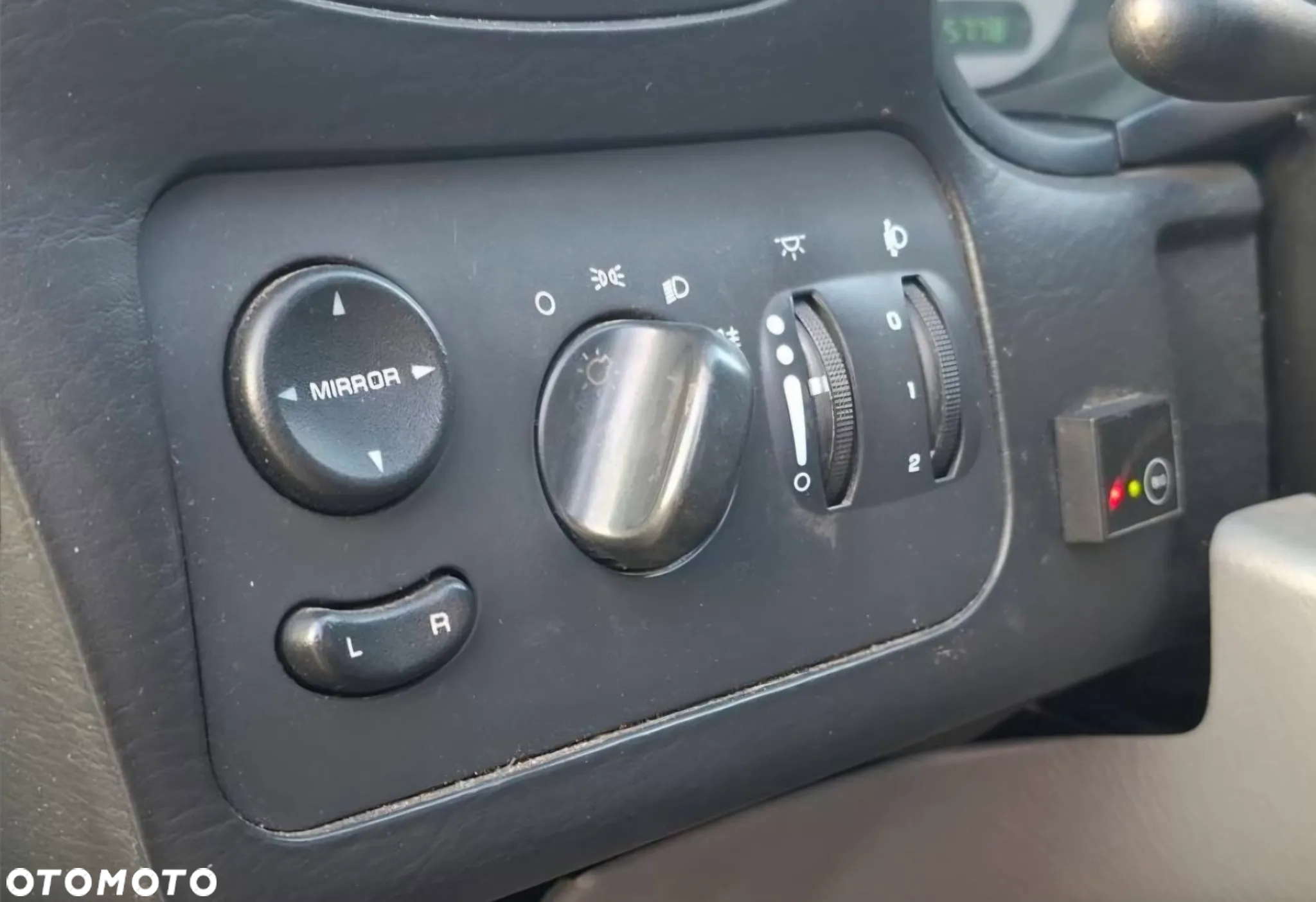 Chrysler Voyager 3.3 LX - 11