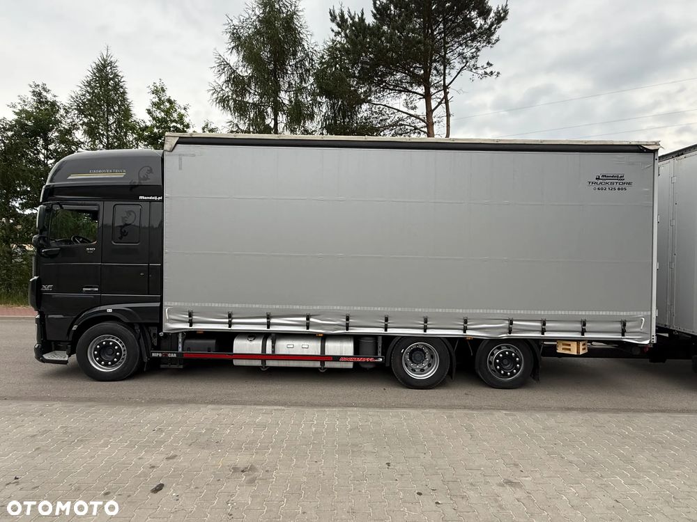 DAF XF510 SSC 6x2 JUMBO OŚ PODNOSZONA AUTOMAT RETARDER STANDKLIMA PRZEBIEG:760000km XENONY SKÓRA LODÓWKA ZABUDOWA FIRANKA DŁ:7.80m NOWA PLANDEKA!!! EURO 6 2017r + PRZYCZEPA TANDEM SCHWARZMULLER OSIE SAF ZABUDOWA FIRANKA DŁ:7.80m NOWA PLANDEKA!!! 2012r ZESTAW PRZEJAZDOWY PRZESTRZENNY 120m3 ŁADNY - 4
