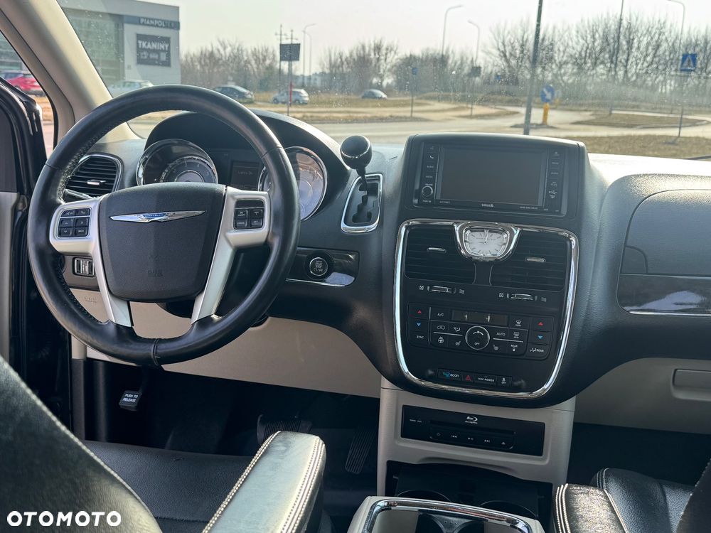 Chrysler Town & Country 3.6 Limited - 11