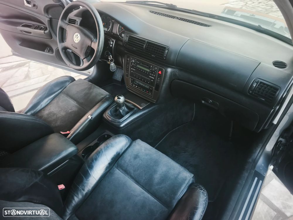 VW Passat 1.9 TDi Highline - 22