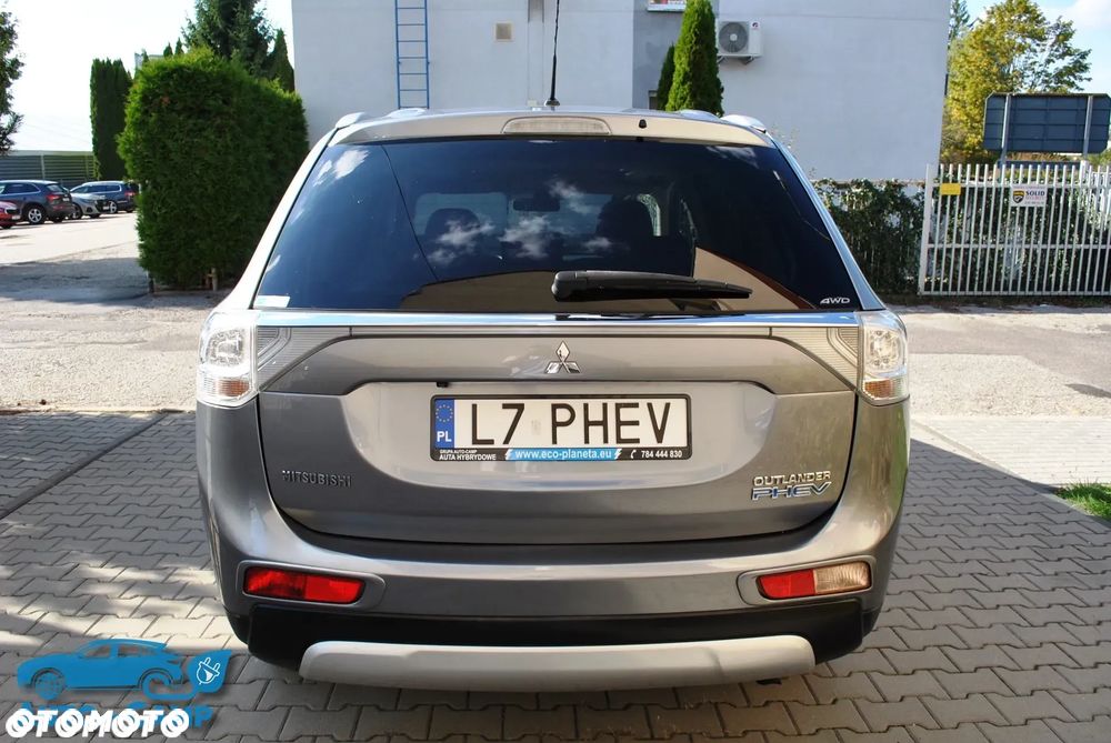 Mitsubishi Outlander Instyle NAVI + - 23