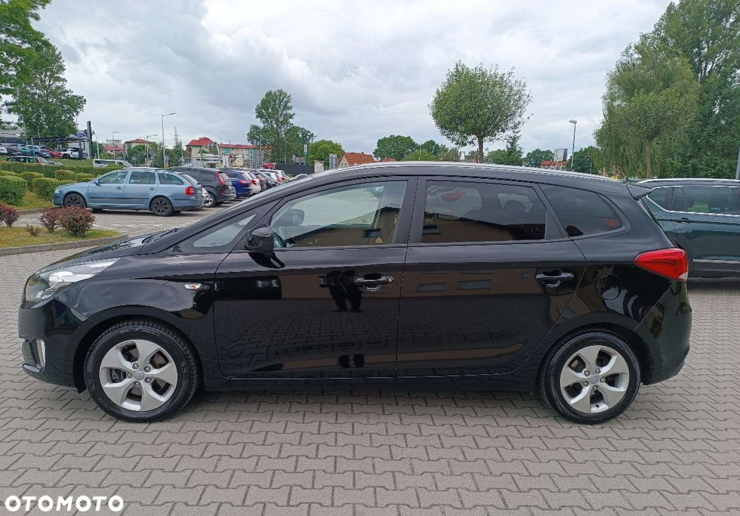 Kia Carens - 11