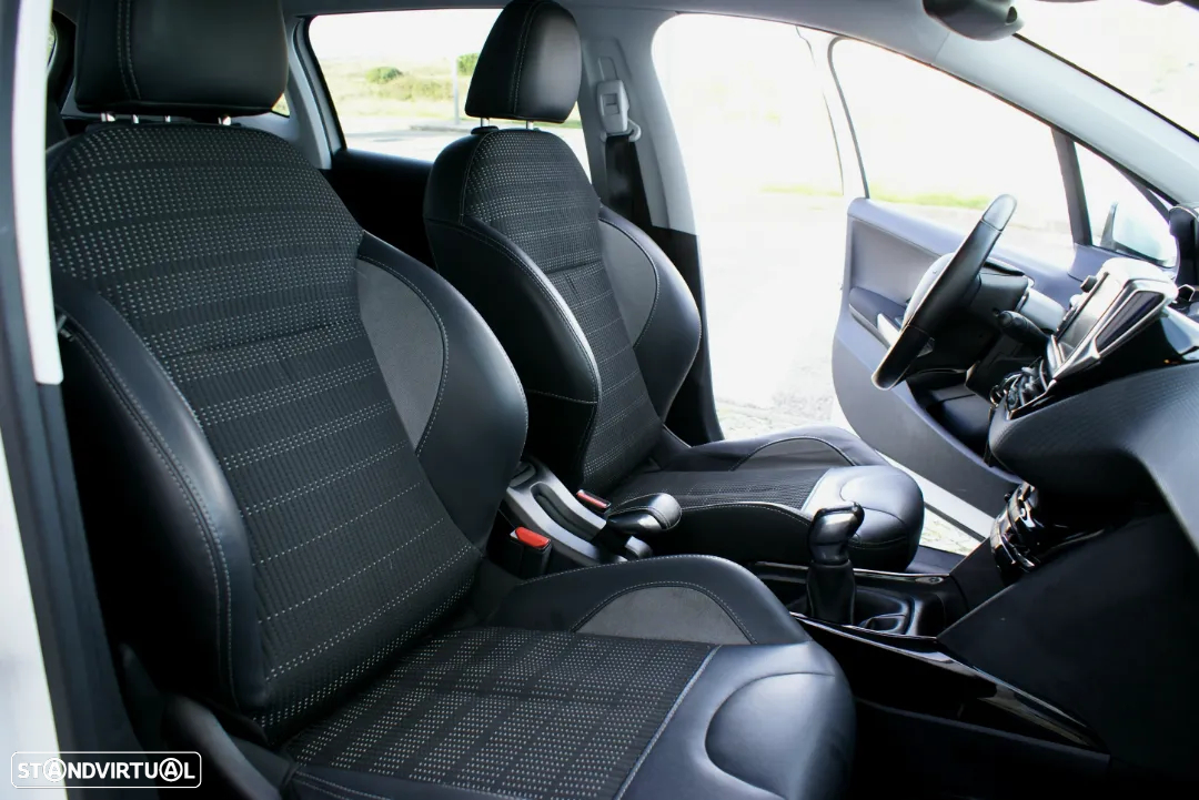 Peugeot 2008 1.2 PureTech Allure - 20