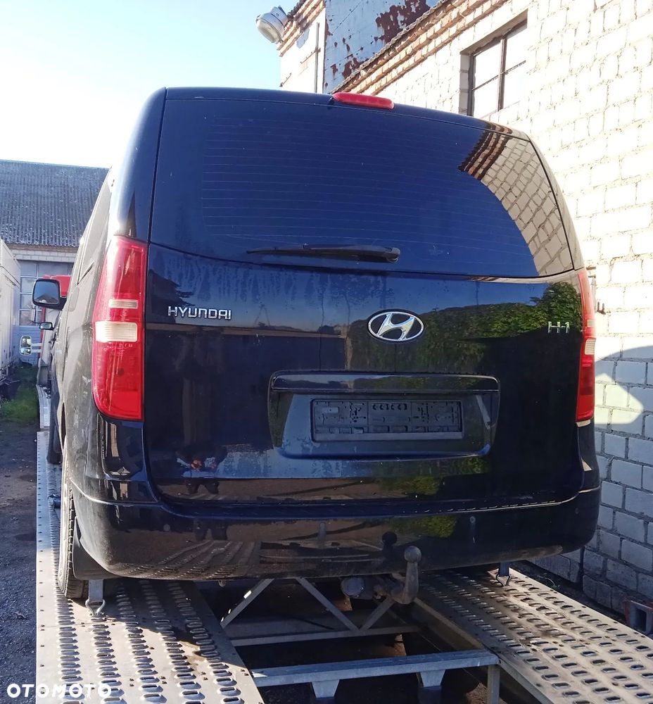 Na części Hyundai H1 II Wagon 2.5 CRDI 2010 lakier NBA silnik D4CBA skrzynia biegów GZ04 maska klapa drzwi przesuwne zderzak lampa błotnik fotel kanapa 7 miejsc szyba - 4