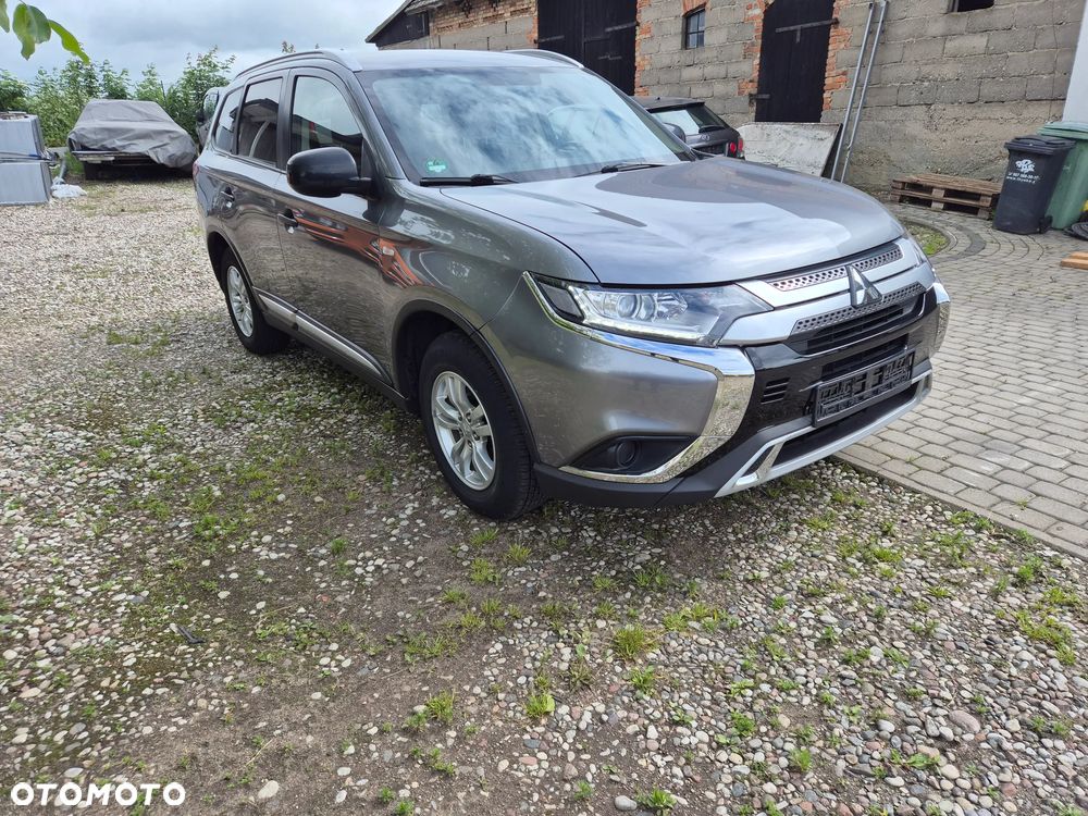 Mitsubishi Outlander - 2