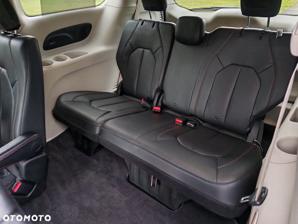 Chrysler Pacifica - 12