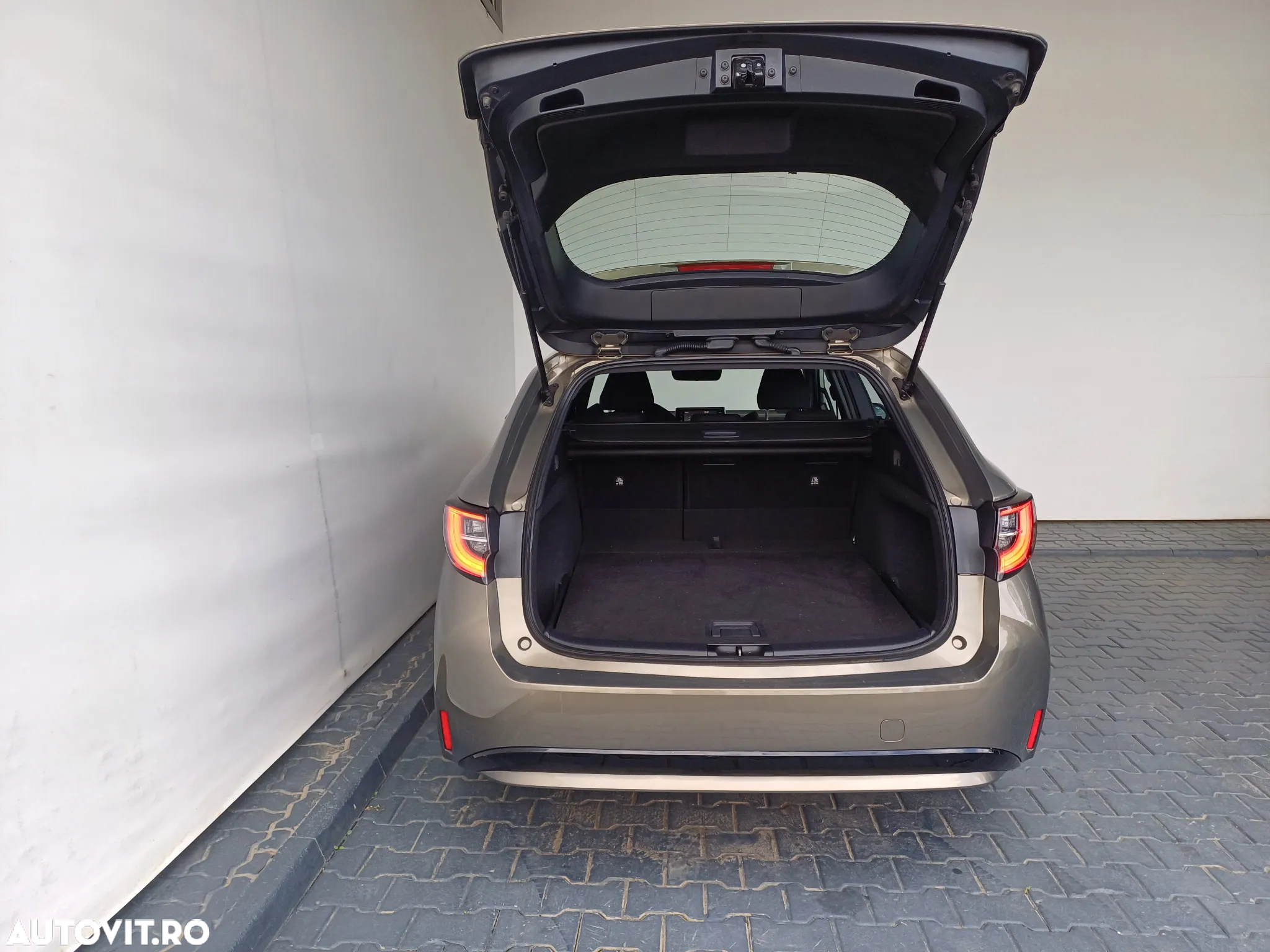 Toyota Corolla 1.8 HSD TS Dynamic - 26