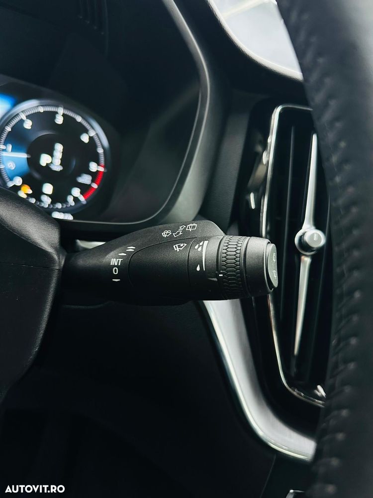 Volvo XC 60 B4 MHEV AT8 FWD Momentum Pro - 30