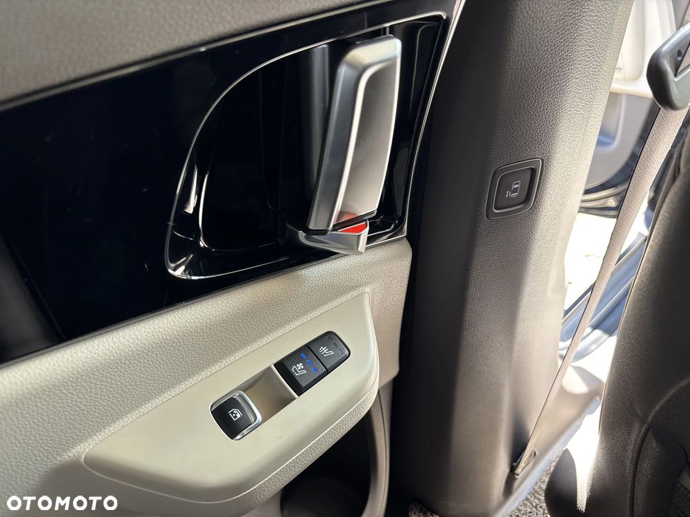 Kia Carnival - 21