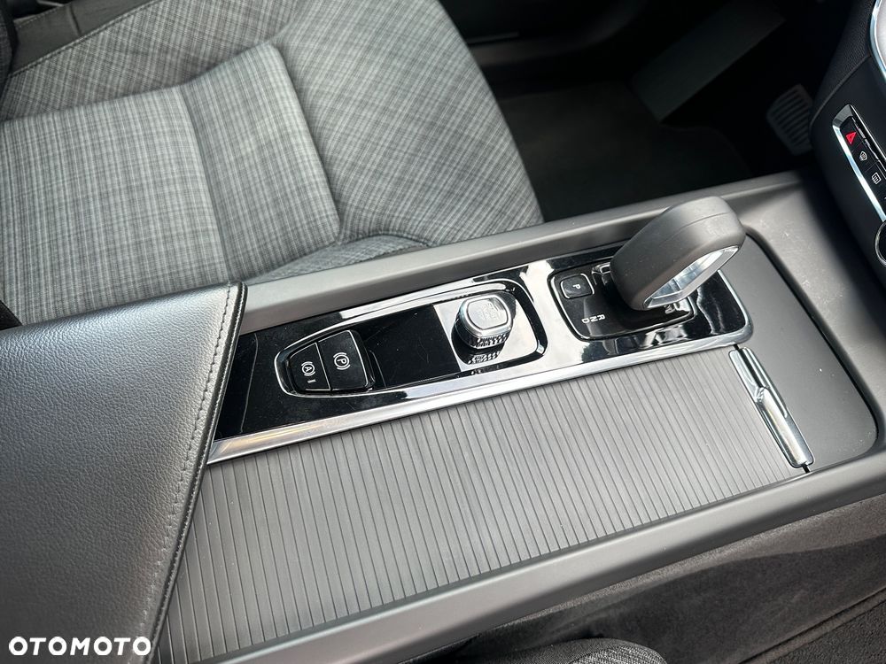 Volvo XC 60 B4 D AWD Geartronic Momentum Pro - 24