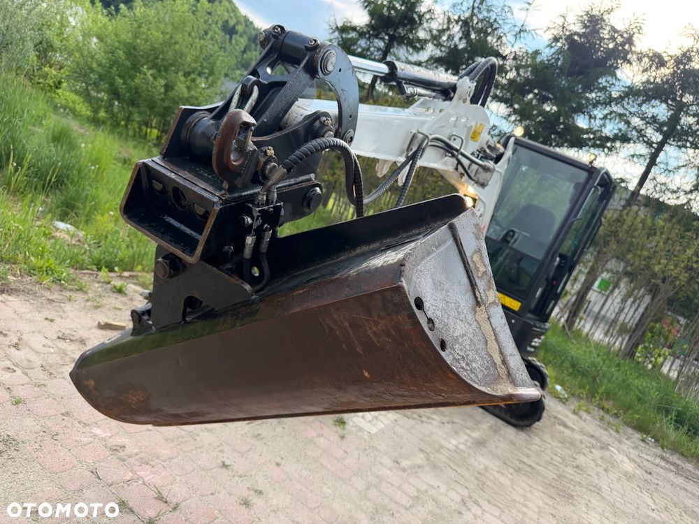 Bobcat E27z. Koparka Gąsienicowa 2,7 tony. 2024 rok. 870 mtg. Maszyna nie różni się od nowej z salonu!! Skarpówka Hydrauliczna! Pochodzi ze szkółki roślinnej z Norwegii. Zero luzów. pracowała przy krzewach!! Aktualna DEKRA dokumentacja. Silnik Yanmar! Linie Hydr. Dodatkowe. Szybkozłącze Hydr. Szybka wolna jazda. Wersja Norweska. Długie ramię. OKAZJA. Zero wycieków. Sztywna maszyna! - 23