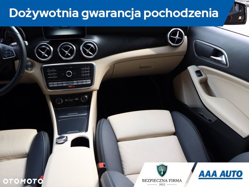 Mercedes-Benz GLA - 9