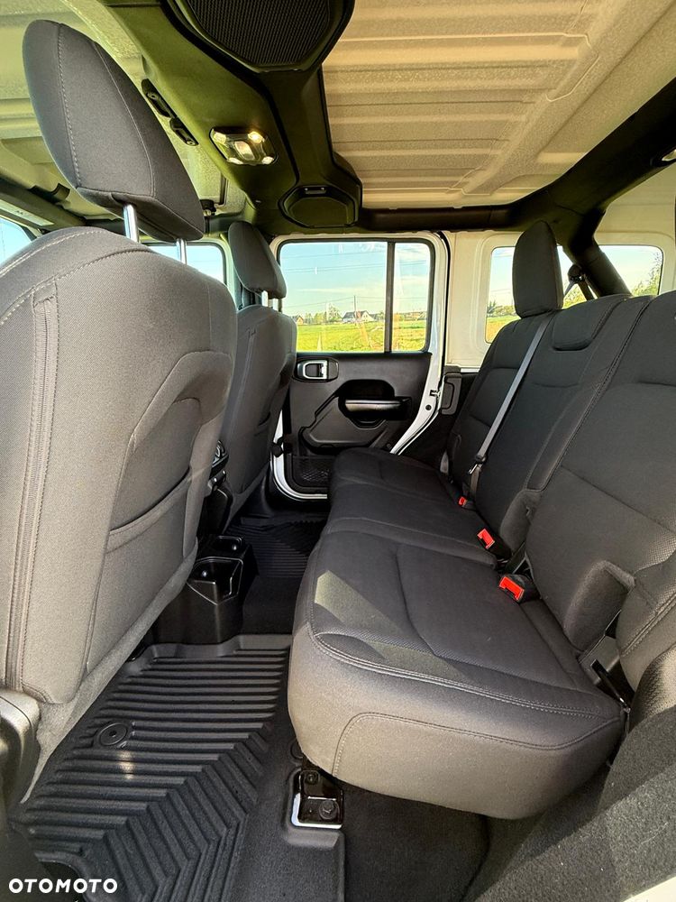 Jeep Wrangler - 12