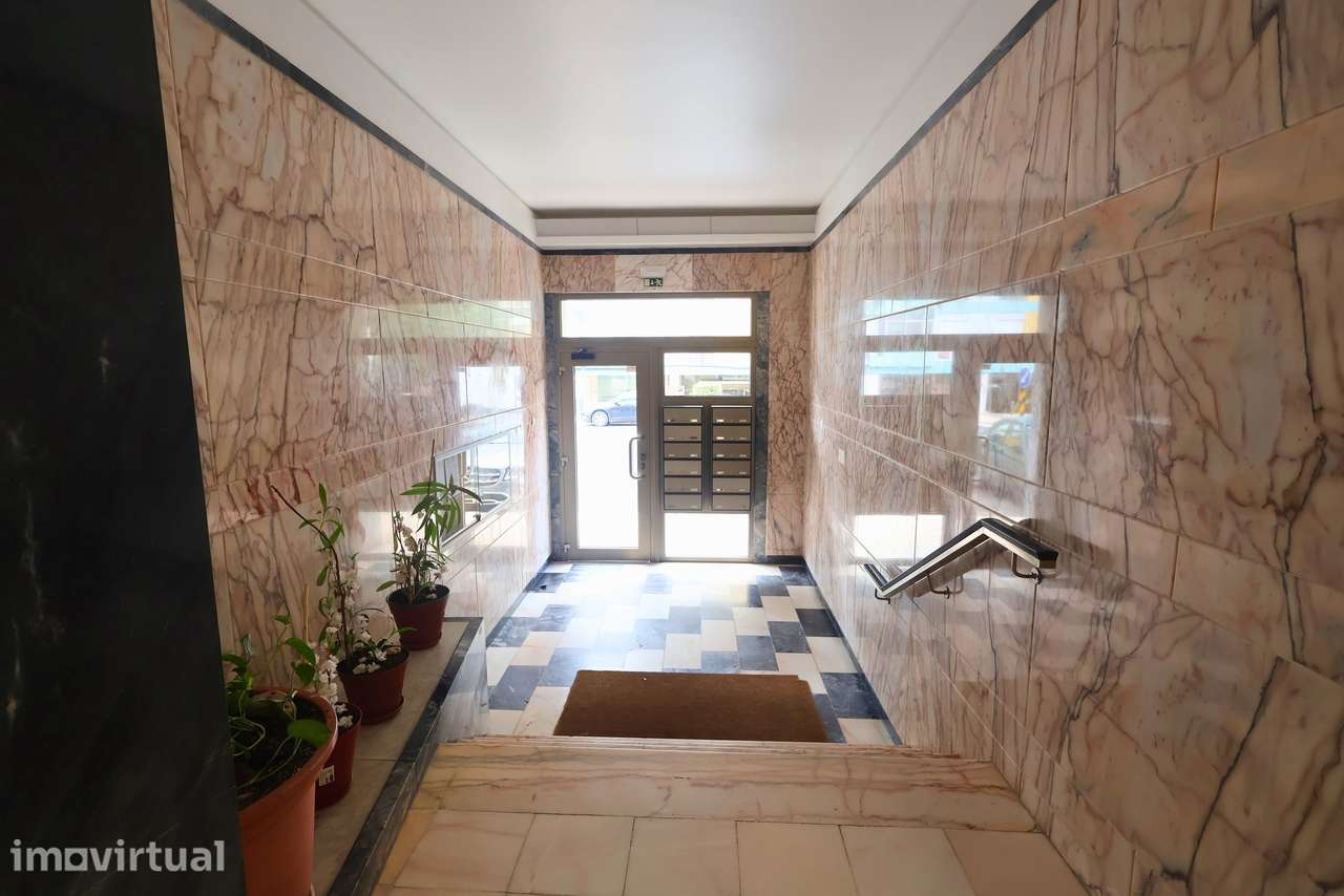 Apartamento espaçoso no Restelo: luz natural, varandas e carácter únic - Grande imagem: 4/22