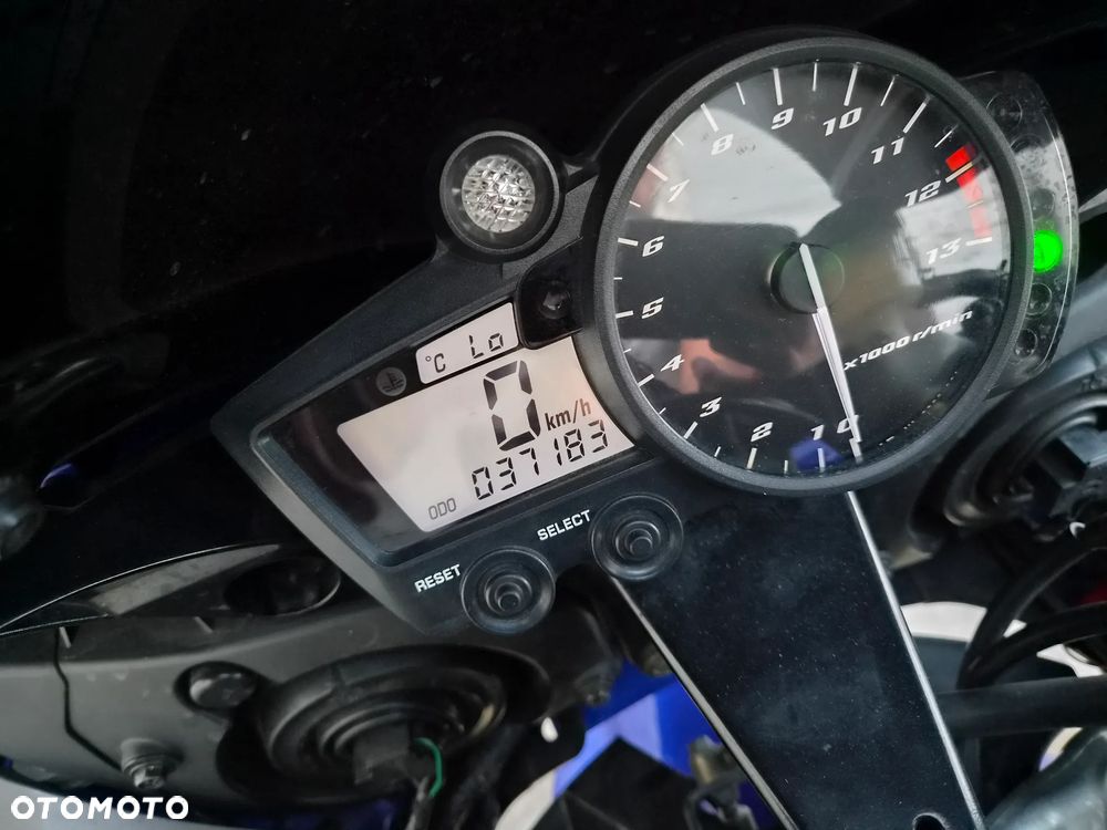 Yamaha R1 - 14