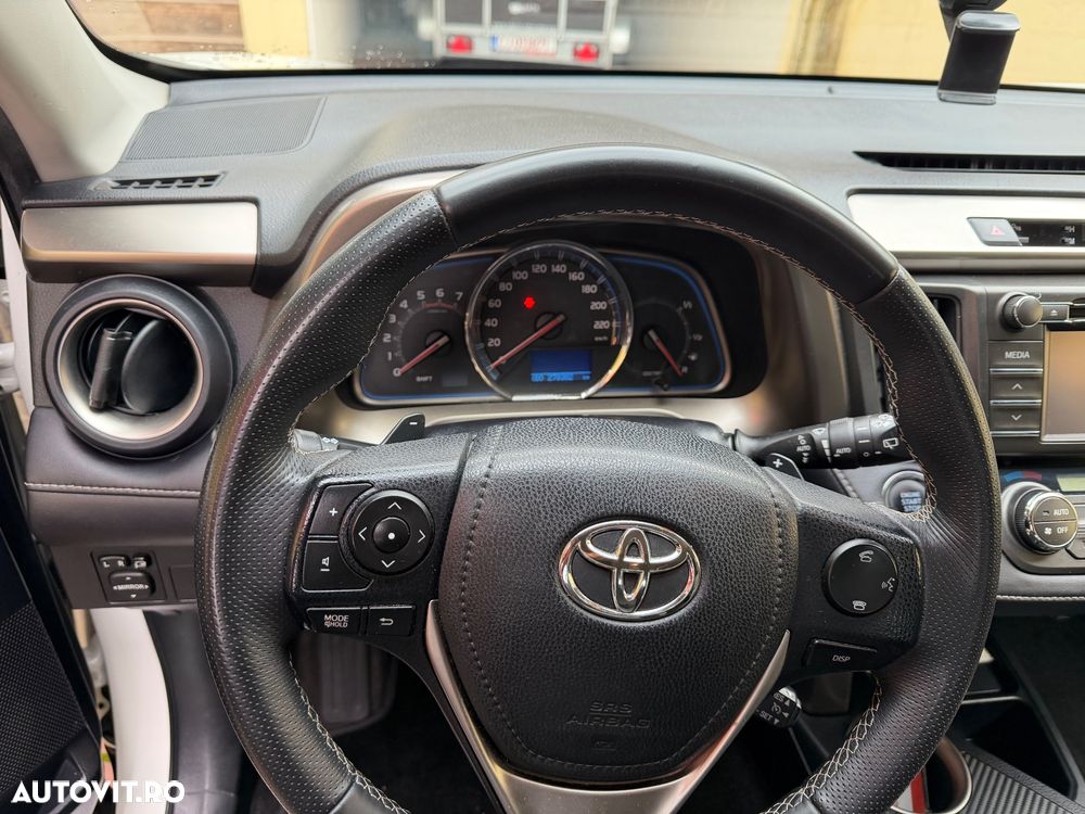 Toyota RAV4 2.2 D-4CAT 4WD Aut Luxury 18" - 9
