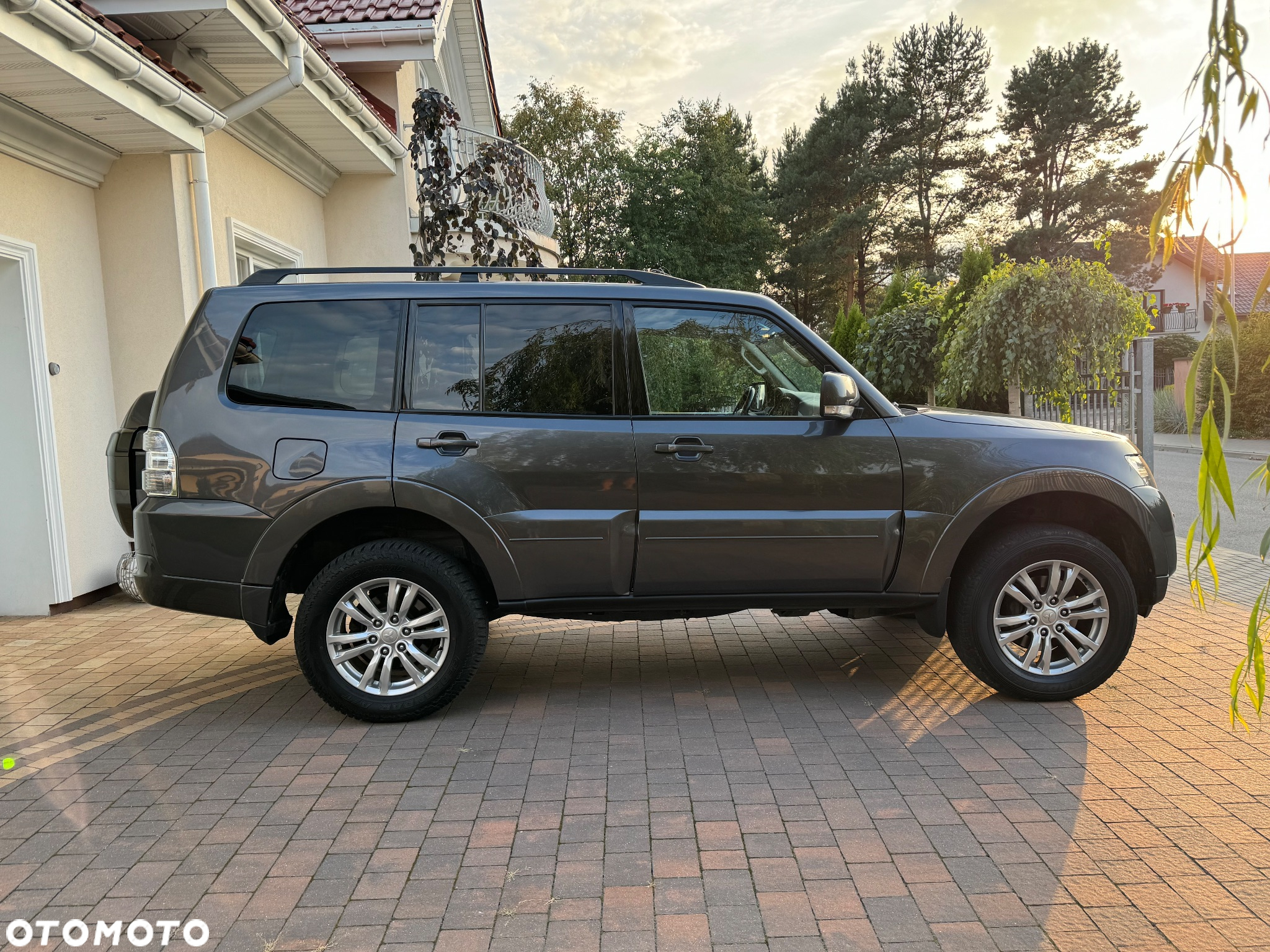 Mitsubishi Pajero - 2