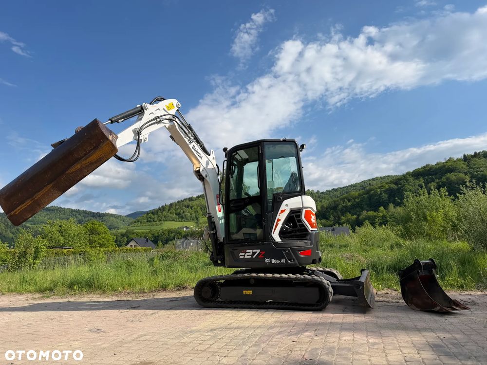 Bobcat E27z. Koparka Gąsienicowa 2,7 tony. 2024 rok. 870 mtg. Maszyna nie różni się od nowej z salonu!! Skarpówka Hydrauliczna! Pochodzi ze szkółki roślinnej z Norwegii. Zero luzów. pracowała przy krzewach!! Aktualna DEKRA dokumentacja. Silnik Yanmar! Linie Hydr. Dodatkowe. Szybkozłącze Hydr. Szybka wolna jazda. Wersja Norweska. Długie ramię. OKAZJA. Zero wycieków. Sztywna maszyna! - 3