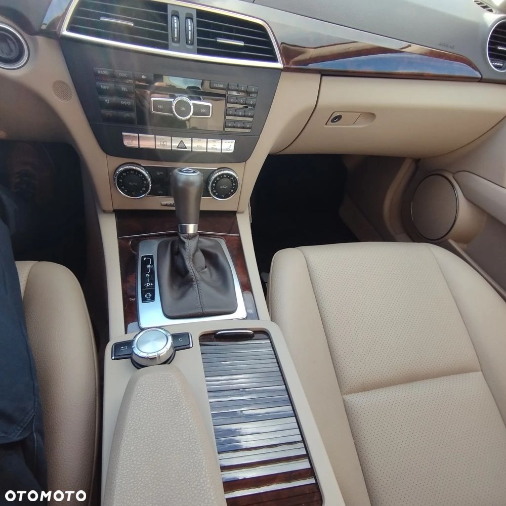 Mercedes-Benz Klasa C 250 CGI BlueEff Elegance - 14