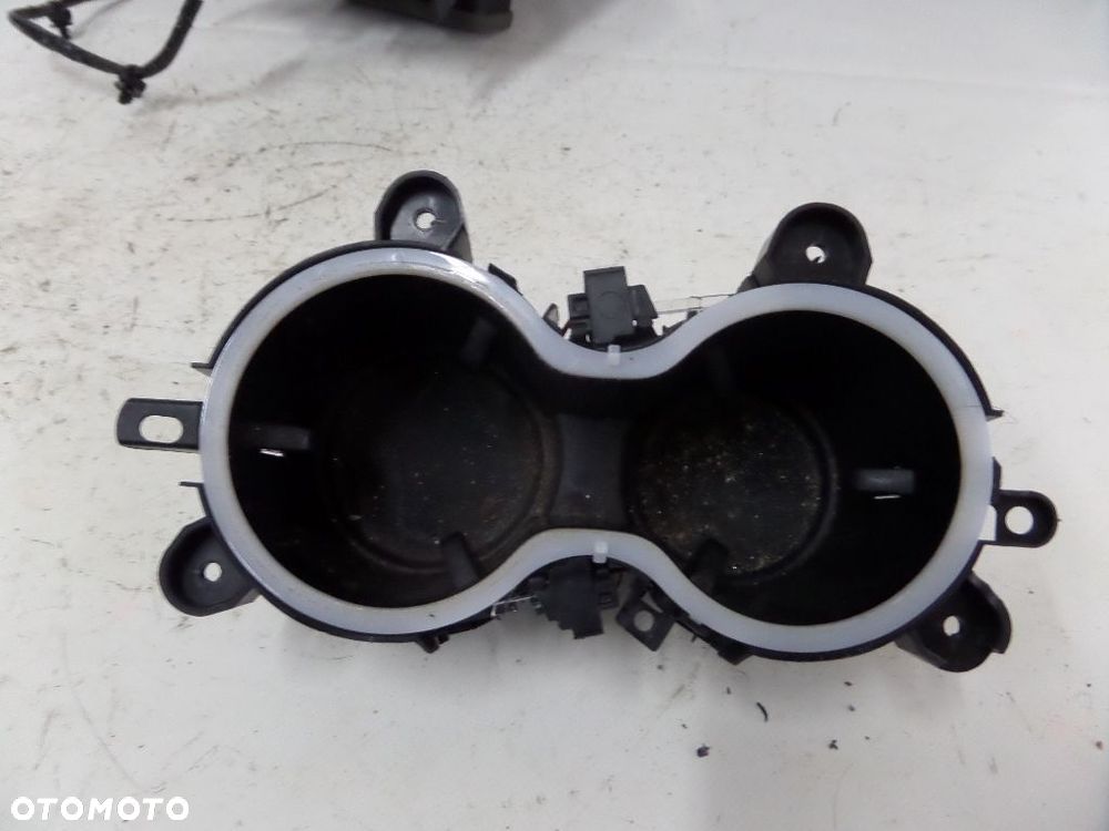 JEEP GRAND CHEROKEE WK2 SCHOWEK TUNELU NA KUBKI - 2