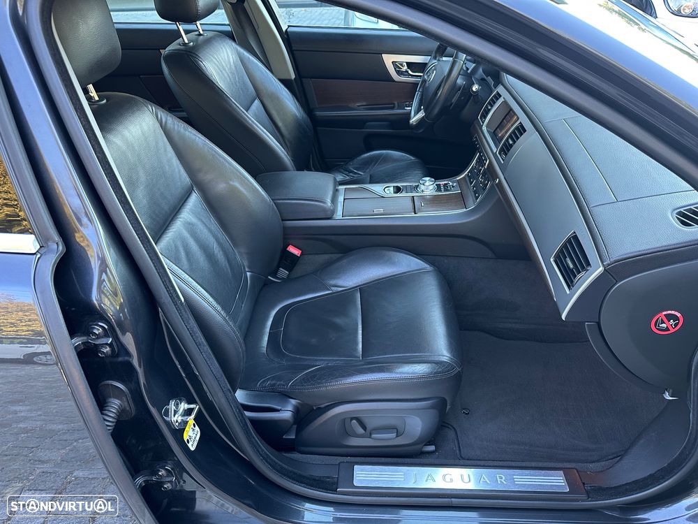 Jaguar XF 2.2 D Premium Luxury - 14
