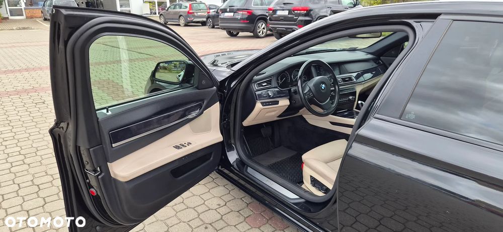 BMW Seria 7 750i - 8