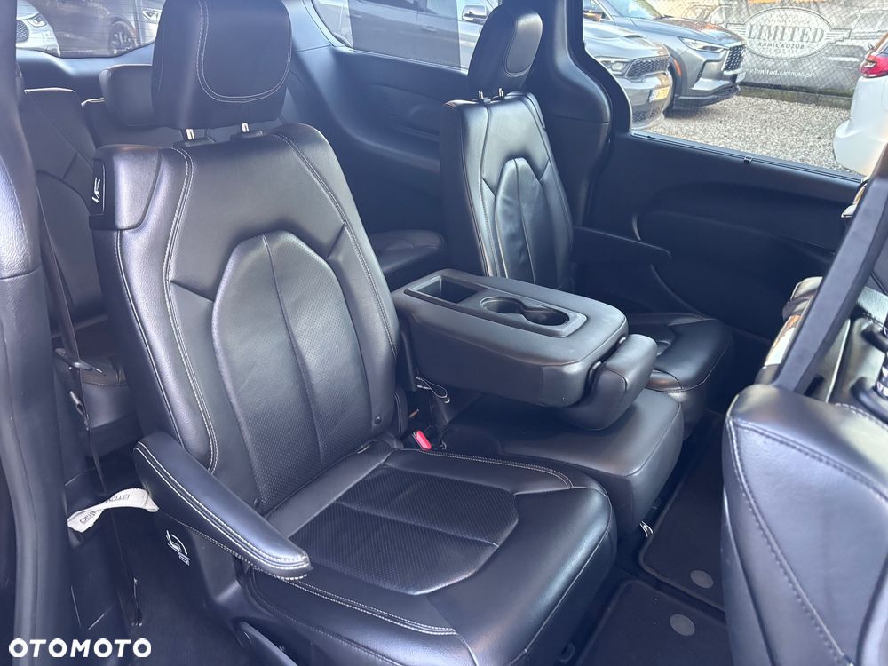 Chrysler Pacifica - 16