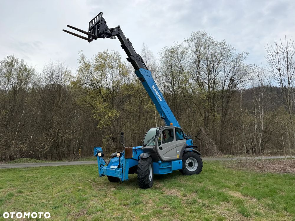 Manitou MT1840. Ładowarka Teleskopowa 18 metrów wysuw! UDŹWIG 4 TONY! Przebieg 2600 mtg. jak Nowa z SALONU. 2016 rok. z Norwegii z Gospodarstwa rolnego! Silnik PERKINS Turbo 110 km. Aktualne Serwisy w Dekra. Nowy Model sterowane wszystko z 1 dżojstika. Ani deka luzów czy wycieku. OKAZJA! Jazda REWERS + 4 biegi. Skręt 3 tryby. Wyjście Hydrauliczne pod przyczepę i oświetlenie, Poziomowanie ośi stabilizatory! Wyjścia Hydrauliczne na maszt! Okazja - 20