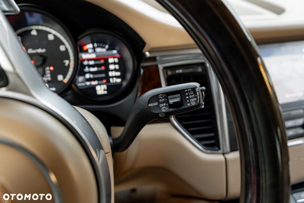 Porsche Macan Turbo - 36