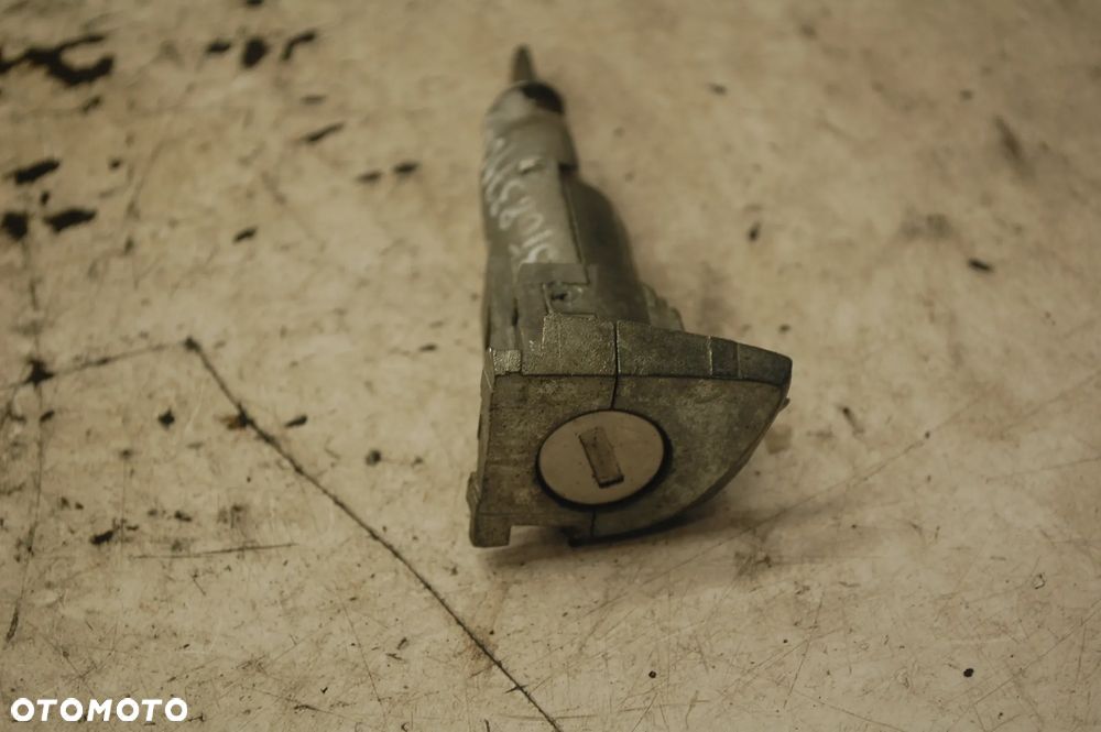 WKŁADKA ZAMKA DRZWI KIEROWCY 3T0837167B SKODA SUPERB II - 1